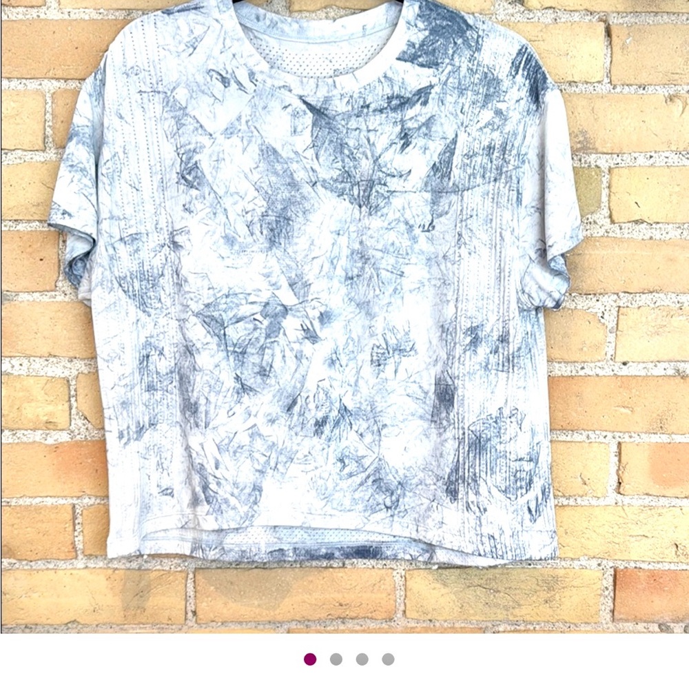 Lululemon Abstract Gray, Blue and White T-Shirt. High quality tech design